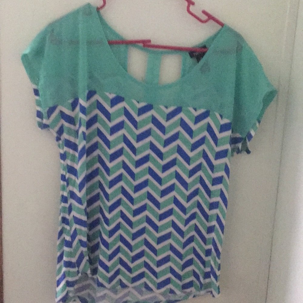 XL short sleeve top by Rue21. 💚💙